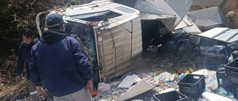 UN FALLECIDO Y DOS HERIDOS RESULTAN DE LA CAÍDA DE UN CAMIÓN EN UN BARRANCO EN LA PAZ. UN FALLECIDO Y DOS HERIDOS RESULTAN DE LA CAÍDA DE UN CAMIÓN EN UN BARRANCO EN LA PAZ.
