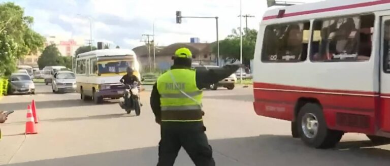 UN NIÑO DE 2 AÑOS PERDIÓ LA VIDA TRAS EL CHOQUE DE UN MICRO CON LA MOTOCICLETA EN LA QUE VIAJABA JUNTO A SU PADRE Y SU ABUELA. UN NIÑO DE 2 AÑOS PERDIÓ LA VIDA TRAS EL CHOQUE DE UN MICRO CON LA MOTOCICLETA EN LA QUE VIAJABA JUNTO A SU PADRE Y SU ABUELA.