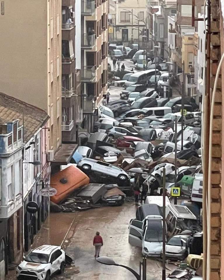 ASCIENDEN A MÁS DE 60 LOS MUERTOS POR DEVASTADORAS INUNDACIONES EN VALENCIA ASCIENDEN A MÁS DE 60 LOS MUERTOS POR DEVASTADORAS INUNDACIONES EN VALENCIA