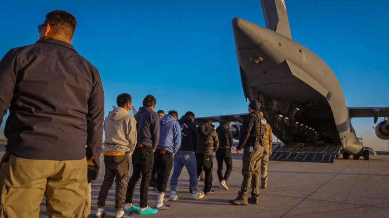 Colombia recibe el primer vuelo de deportados desde EE. UU.: «Libres y dignos», afirma Petro Colombia recibe el primer vuelo de deportados desde EE. UU.: «Libres y dignos», afirma Petro