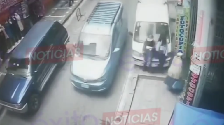 Chófer perdió el control de su minibús y arrolla a madre e hija Chófer perdió el control de su minibús y arrolla a madre e hija