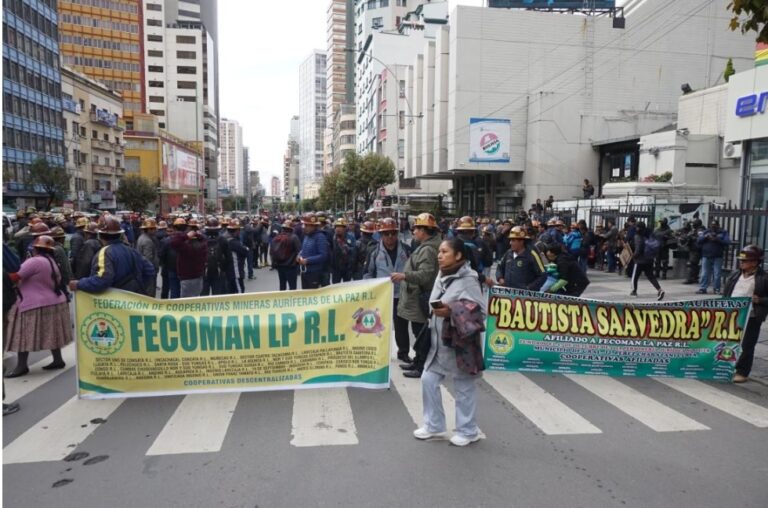 Mineros auríferos protestan en el centro de La Paz por la escasez de combustible Mineros auríferos protestan en el centro de La Paz por la escasez de combustible