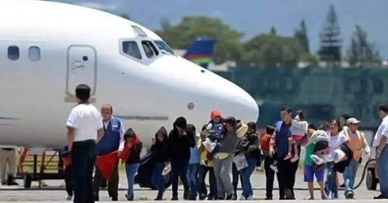 127 BOLIVIANOS FUERON APREHENDIDOS EN ESTADOS UNIDOS Y PODRÍAN SER DEPORTADOS EN LOS PRÓXIMOS DÍAS 127 BOLIVIANOS FUERON APREHENDIDOS EN ESTADOS UNIDOS Y PODRÍAN SER DEPORTADOS EN LOS PRÓXIMOS DÍAS