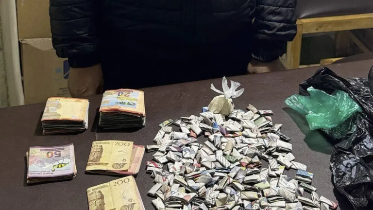 Hallan 382 sobres de cocaína y Bs 6.950 en operativo sorpresa en la cárcel de San Pedro Hallan 382 sobres de cocaína y Bs 6.950 en operativo sorpresa en la cárcel de San Pedro