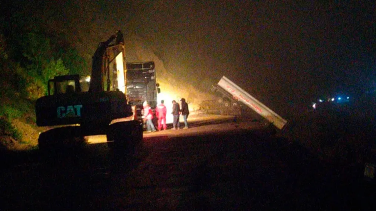 Una plataforma de la carretera que une a la Llajta y Oruro colapsa; una cisterna quedó atrapada