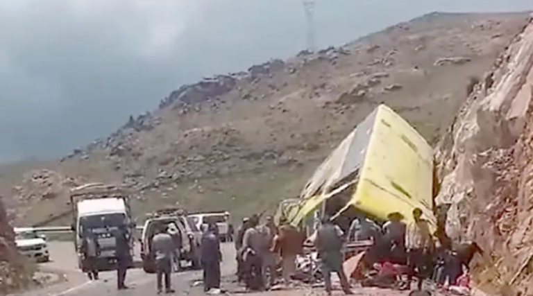 Sube a 14 los muertos y 29 los heridos tras choque de un bus en la ruta Sucre – Oruro Sube a 14 los muertos y 29 los heridos tras choque de un bus en la ruta Sucre – Oruro