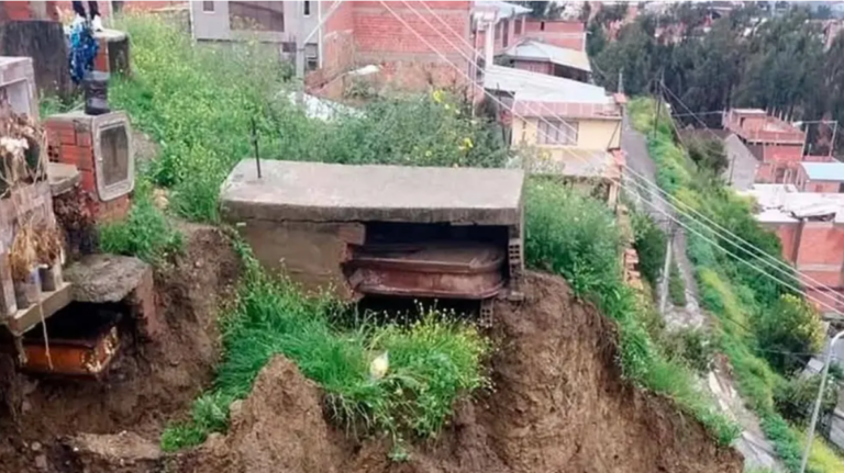La Paz: Nichos terminan al descubierto tras deslizamiento en el cementerio de Ovejuyo La Paz: Nichos terminan al descubierto tras deslizamiento en el cementerio de Ovejuyo