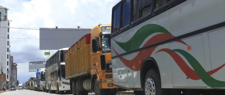 Transporte pesado amenaza con movilizaciones por escasez de combustible en Bolivia