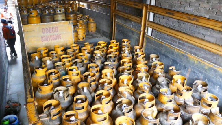 Desvío ilegal de GLP en Oruro: Sorprenden a camión descargando casi 500 garrafas