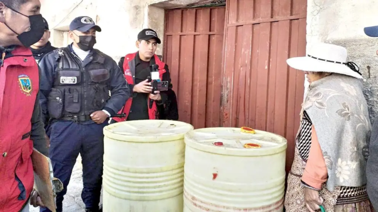 Hallan en El Alto 35 turriles con aceite ocultos en diferentes centros de comercio Hallan en El Alto 35 turriles con aceite ocultos en diferentes centros de comercio