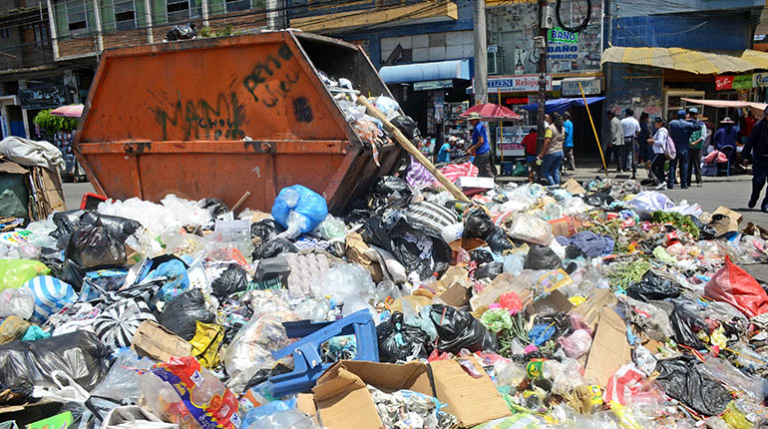 ‘Guerra’ de la basura: más de 20 heridos, bloqueo de vías y municipios enfrentados ‘Guerra’ de la basura: más de 20 heridos, bloqueo de vías y municipios enfrentados