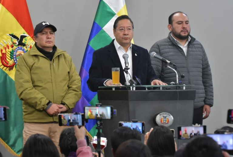 Arce ordena operativo policial y militar para desbloquear la ruta Cochabamba-Oruro Arce ordena operativo policial y militar para desbloquear la ruta Cochabamba-Oruro
