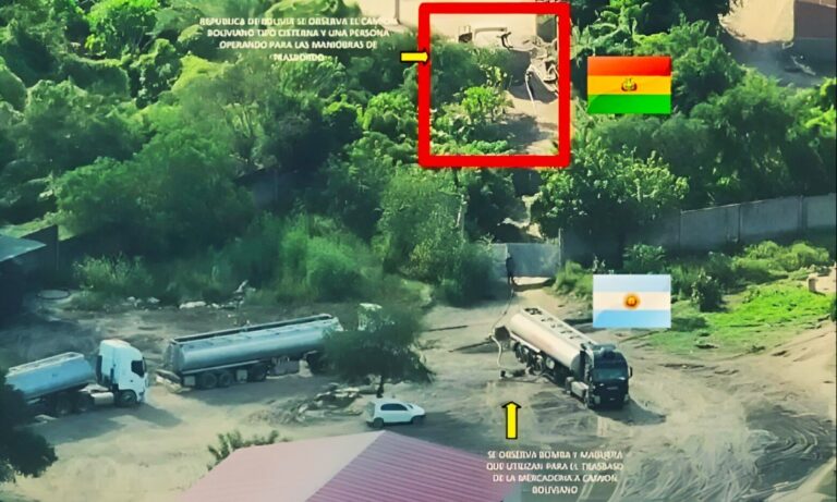 ¡CONTRABANDO! TRASLADABAN ACEITE A BOLIVIA POR MANGUERAS SUBTERRÁNEAS Y ATACARON A UN GENDARME DURANTE EL OPERATIVO ¡CONTRABANDO! TRASLADABAN ACEITE A BOLIVIA POR MANGUERAS SUBTERRÁNEAS Y ATACARON A UN GENDARME DURANTE EL OPERATIVO