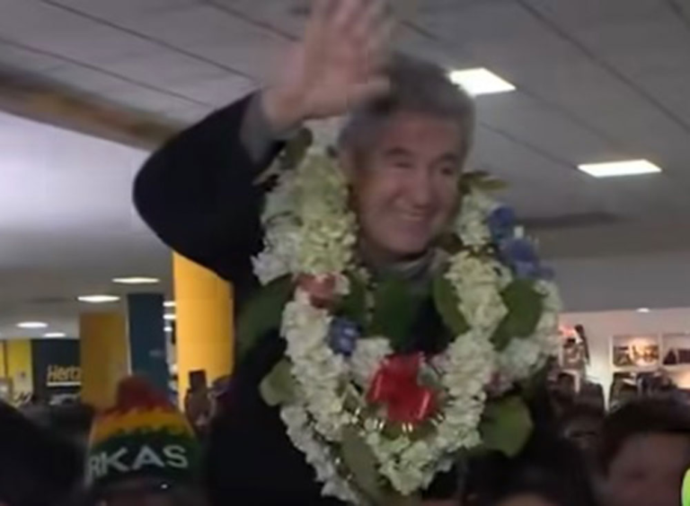 El exalcalde de El Alto José Luis Paredes llega a Bolivia y no descarta postular en los comicios subnacionales El exalcalde de El Alto José Luis Paredes llega a Bolivia y no descarta postular en los comicios subnacionales