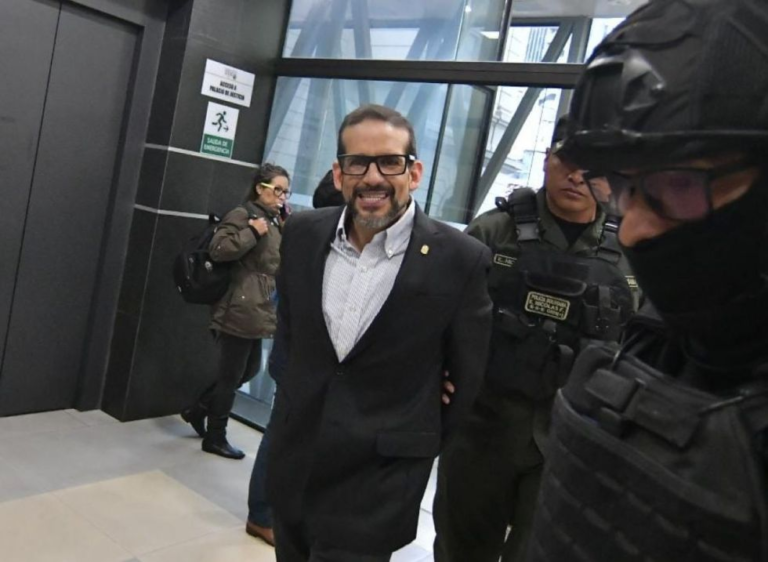 Preparan recibimiento masivo a Fernando Camacho cuando llegue a Santa Cruz de la Sierra Preparan recibimiento masivo a Fernando Camacho cuando llegue a Santa Cruz de la Sierra