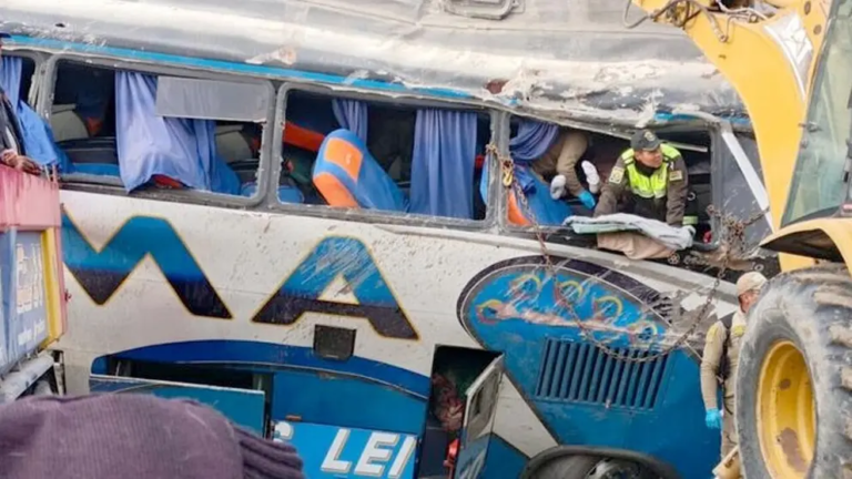Ruta Potosí–Oruro: bus se embarranca y deja dos muertos y más de 20 heridos