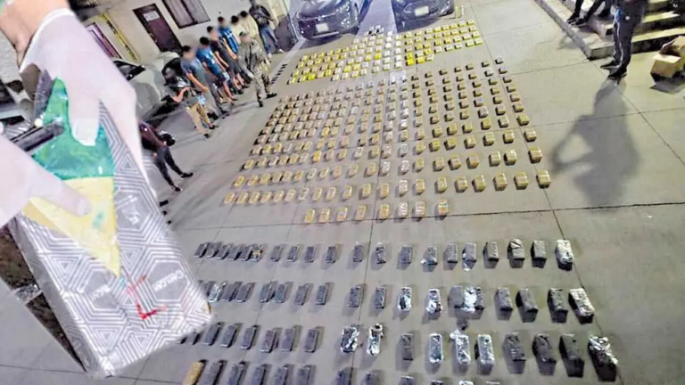 Policía halla 380 paquetes de droga en una casa de Sacaba y captura a seis personas Policía halla 380 paquetes de droga en una casa de Sacaba y captura a seis personas