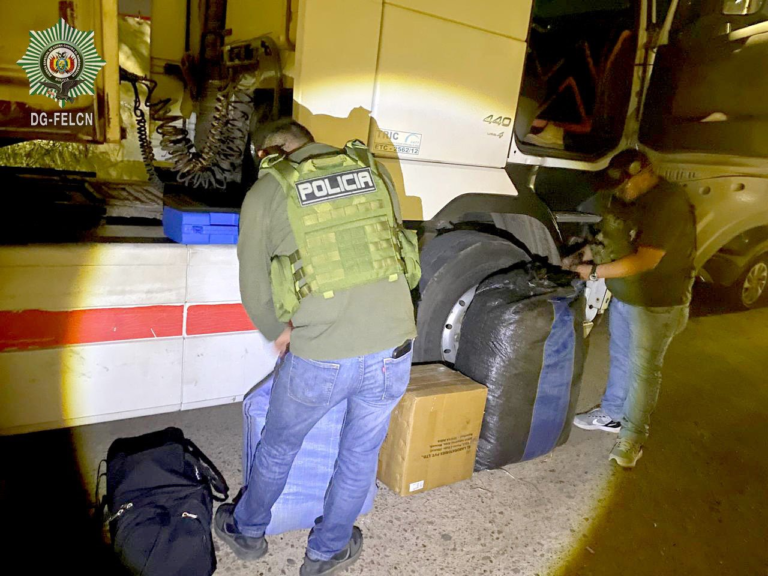 FELCN INTERCEPTA TRACTO CAMIÓN EN LA CARRETERA SANTA CRUZ-PUERTO PAILAS CON COCAÍNA, PASTA BASE Y MARIHUANA FELCN INTERCEPTA TRACTO CAMIÓN EN LA CARRETERA SANTA CRUZ-PUERTO PAILAS CON COCAÍNA, PASTA BASE Y MARIHUANA