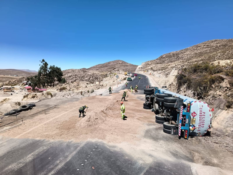 Cisterna boliviana con más de 20.000 litros de gasolina se accidenta en Chile