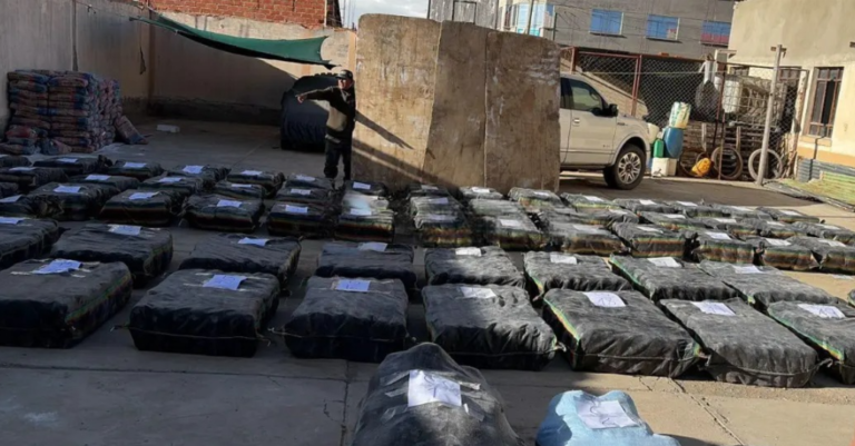 Incautan tres toneladas de marihuana ocultas en un camión en Oruro Incautan tres toneladas de marihuana ocultas en un camión en Oruro