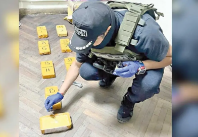 Descubren 35 paquetes de droga en una flota