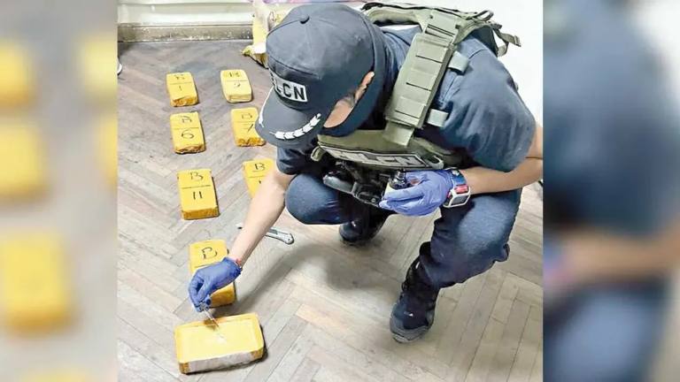 Descubren 35 paquetes de droga en una flota Descubren 35 paquetes de droga en una flota