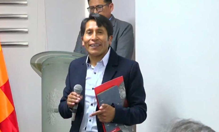 En aymara e inglés, asume Viceministro de Empleo y aboga por aprender lenguas extranjeras En aymara e inglés, asume Viceministro de Empleo y aboga por aprender lenguas extranjeras