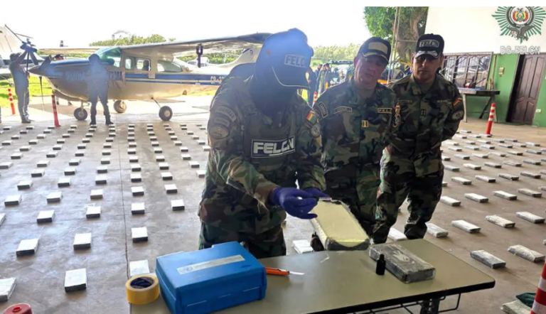 Santa Cruz: Operativo logra secuestro de más de 480 kilos de droga y una avioneta; hay dos aprehendidos Santa Cruz: Operativo logra secuestro de más de 480 kilos de droga y una avioneta; hay dos aprehendidos