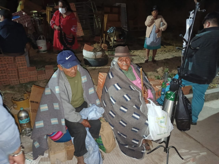 POLICÍA DESALOJA A FAMILIA DE ANCIANA ENFERMA DE CANCER TRAS REMATE DE SU CASA POLICÍA DESALOJA A FAMILIA DE ANCIANA ENFERMA DE CANCER TRAS REMATE DE SU CASA