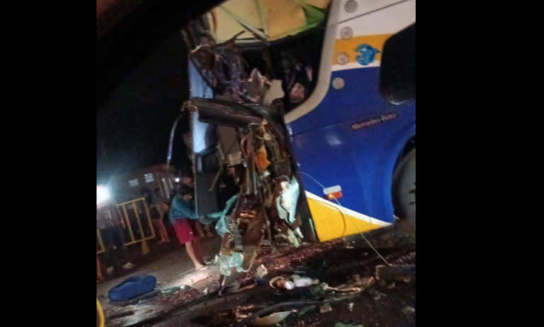 YACUIBA: TRÁGICO CHOQUE ENTRE BUS DE LA EMPRESA BOLÍVAR Y CAMIÓN CISTERNA DEJA DOS FALLECIDOS Y VARIOS HERIDOS DE GRAVEDAD YACUIBA: TRÁGICO CHOQUE ENTRE BUS DE LA EMPRESA BOLÍVAR Y CAMIÓN CISTERNA DEJA DOS FALLECIDOS Y VARIOS HERIDOS DE GRAVEDAD