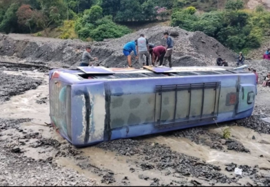 La Paz: bus intenta cruzar un río y sufre un vuelco lateral, hay varios heridos