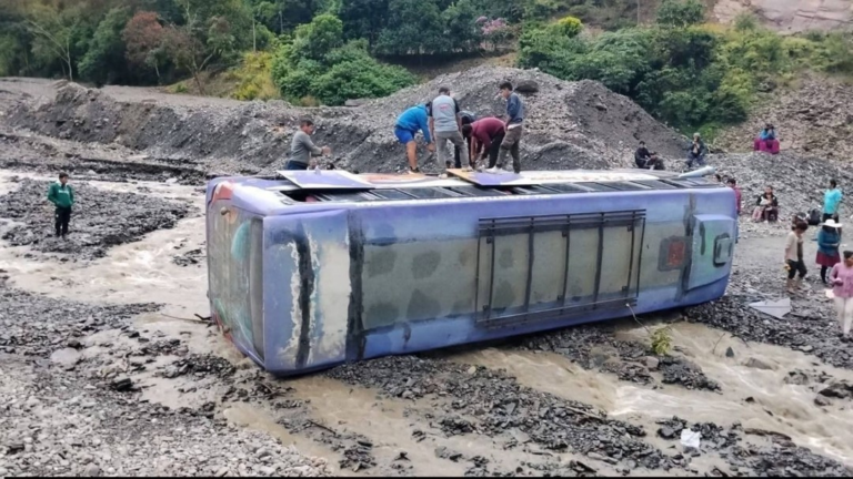 La Paz: bus intenta cruzar un río y sufre un vuelco lateral, hay varios heridos