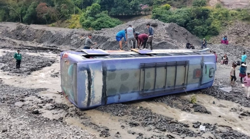 La Paz: bus intenta cruzar un río y sufre un vuelco lateral, hay varios heridos