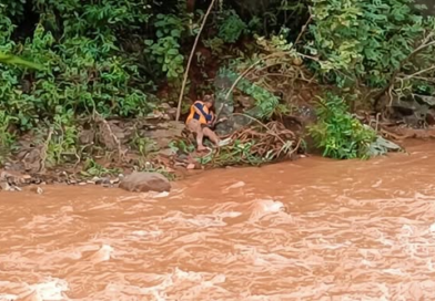 ENCUENTRAN EL CUERPO DE UNA DE LAS PERSONAS DESAPARECIDAS TRAS LA MAZAMORRA QUE ARRASTRÓ UNA CAMIONETA EN LA RUTA ENTRE RÍOS – TARIJA