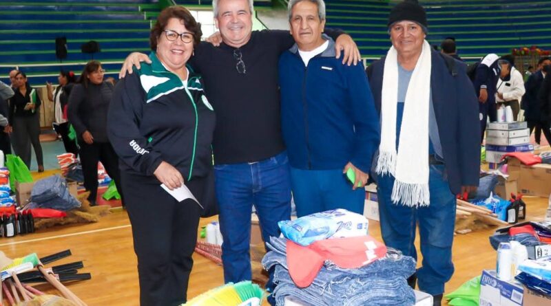 ALCALDÍA ENTREGA MATERIAL DE ESCRITORIO A UNIDADES EDUCATIVAS EN YACUIBA