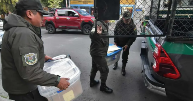 Colectan documentos, dispositivos y dinero de la casa de Luis Arce