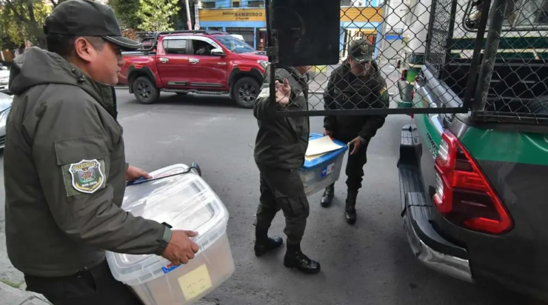 Colectan documentos, dispositivos y dinero de la casa de Luis Arce