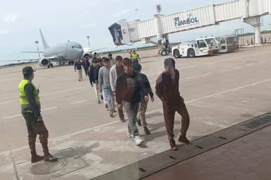 RETORNO FORZADO: 17 BOLIVIANOS EXPULSADOS DE CHILE ATERRIZAN EN SANTA CRUZ BAJO EL POLÉMICO PLAN MIGRATORIO DE KAST