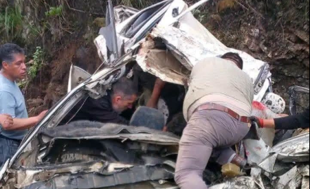 TRÁGICO ACCIDENTE EN LA RUTA A LOS YUNGAS DEJA AL MENOS DOS FALLECIDOS Y CUATRO HERIDOS