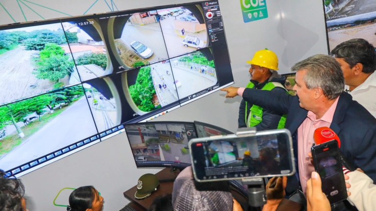 CARLOS BRÚ ENTREGA EL PROYECTO “YACUIBA, CIUDAD SEGURA” PARA FORTALECER LA SEGURIDAD CIUDADANA CARLOS BRÚ ENTREGA EL PROYECTO “YACUIBA, CIUDAD SEGURA” PARA FORTALECER LA SEGURIDAD CIUDADANA