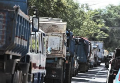 FILAS POR DIÉSEL SE INTENSIFICAN EN COCHABAMBA Y GENERAN PERJUICIO EN DISTINTOS SECTORES