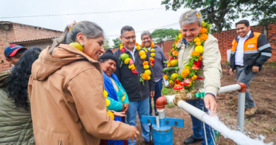 ALCALDE CARLOS BRÚ ENTREGA POZO DE AGUA PARA LAS ABRAS