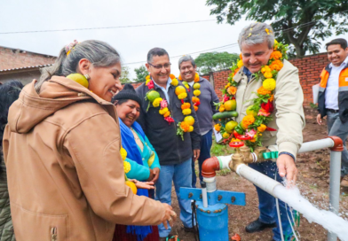 ALCALDE CARLOS BRÚ ENTREGA POZO DE AGUA PARA LAS ABRAS