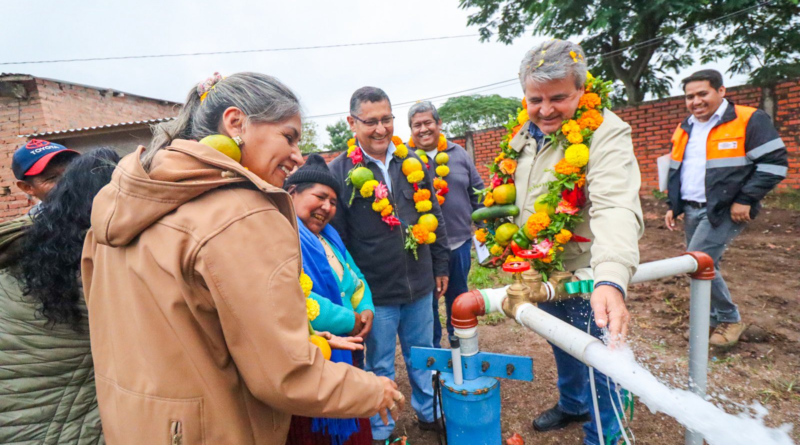 ALCALDE CARLOS BRÚ ENTREGA POZO DE AGUA PARA LAS ABRAS