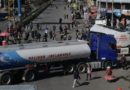 TRANSPORTE PESADO BLOQUEA EN EL ALTO POR FALTA DE DIÉSEL Y DENUNCIA MONOPOLIO EN COMBUSTIBLES