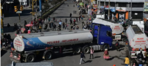 TRANSPORTE PESADO BLOQUEA EN EL ALTO POR FALTA DE DIÉSEL Y DENUNCIA MONOPOLIO EN COMBUSTIBLES
