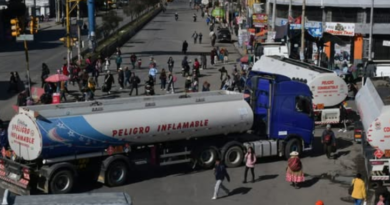 TRANSPORTE PESADO BLOQUEA EN EL ALTO POR FALTA DE DIÉSEL Y DENUNCIA MONOPOLIO EN COMBUSTIBLES