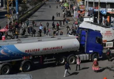 TRANSPORTE PESADO BLOQUEA EN EL ALTO POR FALTA DE DIÉSEL Y DENUNCIA MONOPOLIO EN COMBUSTIBLES