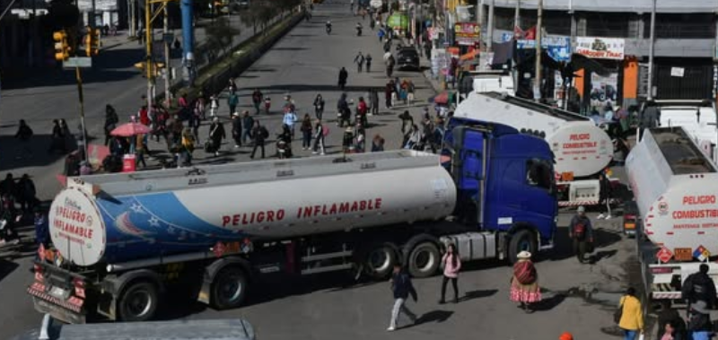 TRANSPORTE PESADO BLOQUEA EN EL ALTO POR FALTA DE DIÉSEL Y DENUNCIA MONOPOLIO EN COMBUSTIBLES
