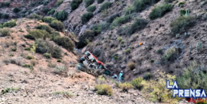 TRAGEDIA EN LA RUTA TARIJA–VILLAZÓN: BUS SE EMBARRANCA Y DEJA VÍCTIMAS